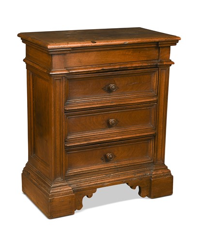 Lot 515 - An Italian walnut credenza, Tuscan, late 17th/early 18th century