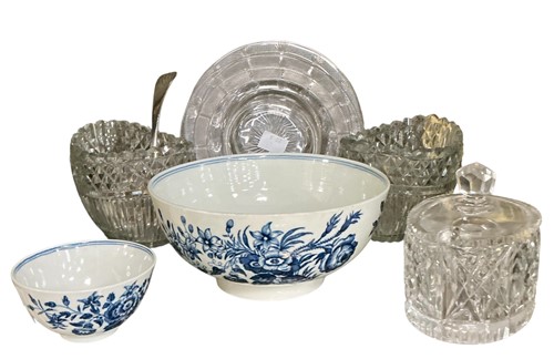 Lot 5 - A large 18th century Worcester blue and white...