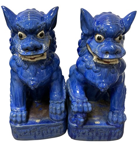 Lot 200 - A large pair of blue glazed Chinese dogs of Fo...