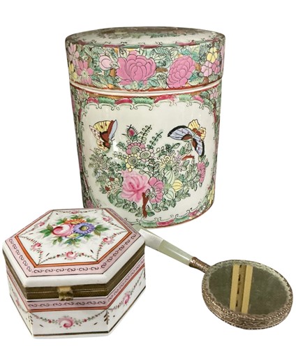 Lot 33 - A Chinese cylindrical box and cover decorated...