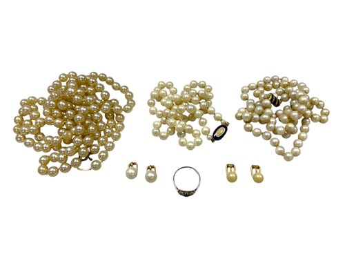 Lot 273 - An emerald and diamond three stone ring,...