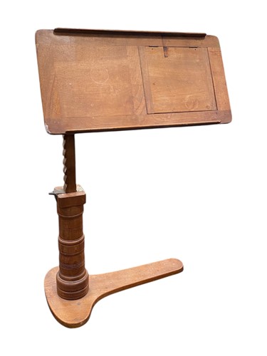 Lot 510 - An adjustable easel