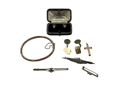 Lot 315 - Three stone set brooches assessed as 9ct gold,...