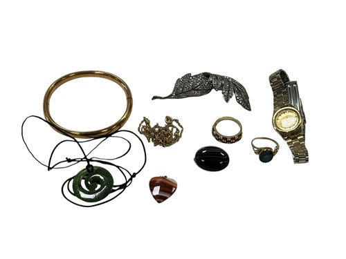 Lot 317 - A stone set ring stamped '14K', tested as 9ct...