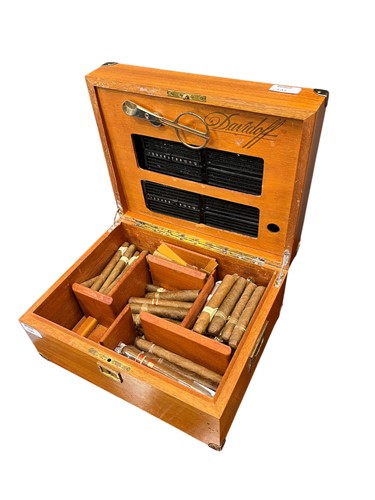 Lot 195 - A quantity of various cigars, to include...