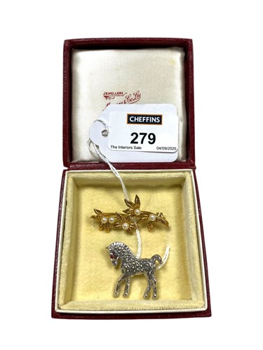 Lot 279 - A hallmarked 9ct gold brooch weight 3.7g,...