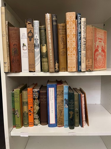 Lot 287 - Juvenile literature.