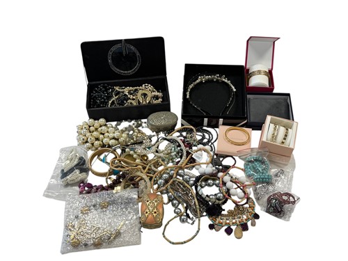 Lot 297 - A large collection of costume jewellery