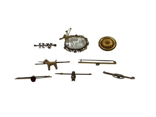 Lot 307 - Five bar brooches assessed as 9ct gold, gross...