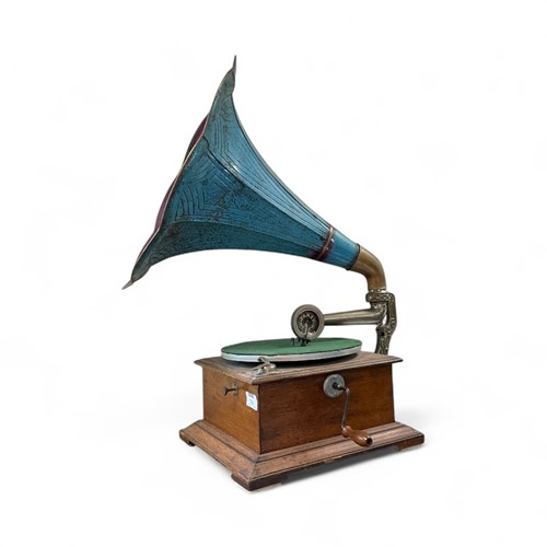 Lot 184 - An early 20th century oak cased gramophone...