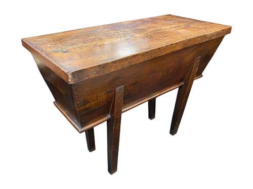 Lot 624 - A Georgian elm dough bin on four tapered legs...