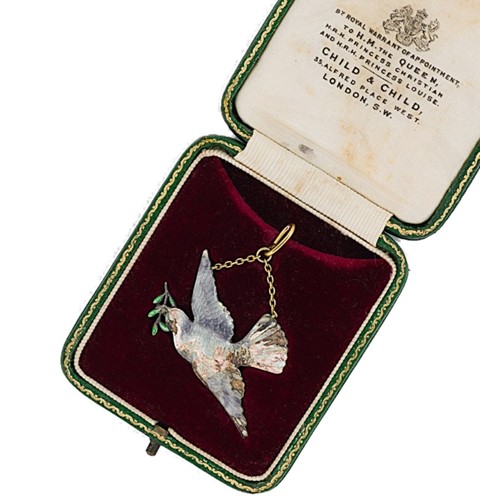 Lot 5 - An enamelled dove of peace pendant