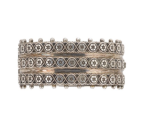 Lot 3 - A late Victorian silver cuff bangle