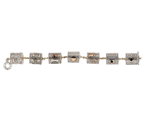 Lot 8 - A modern two colour bracelet