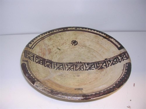 Lot 98 - A Persian bowl, possibly Nishapur 9th/10th century