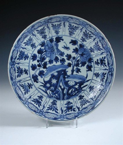 Lot 131 - A Chinese blue and white dish, period of Kangxi