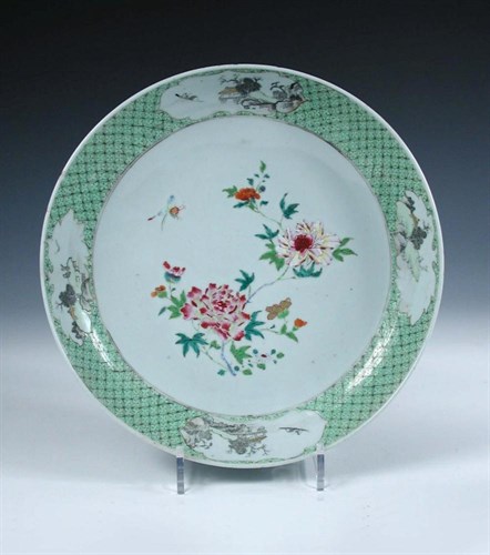Lot 132 - A late 18th century Chinese famille rose dish