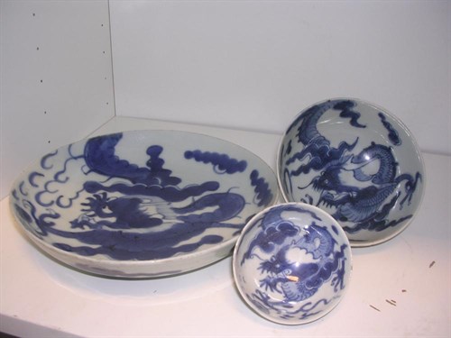 Lot 134 - Three 18th century Chinese blue and white wares