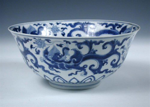 Lot 137 - A Chinese blue and white bowl and a bottle vase, period of Kangxi