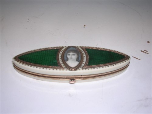 Lot 755 - A late 18th century ivory navette shaped boite au portrait