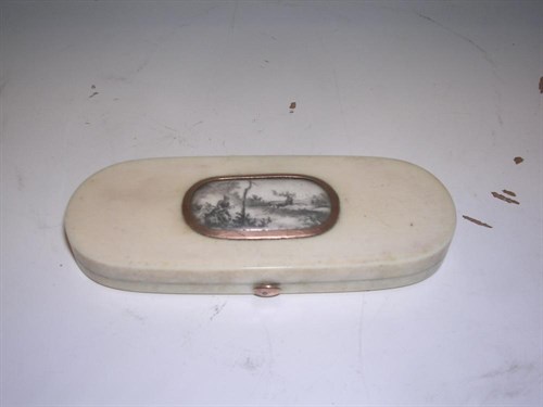 Lot 756 - An early 19th century ivory patch box