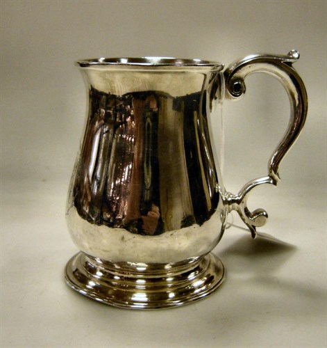 Lot 416 - A George II half pint beer mug