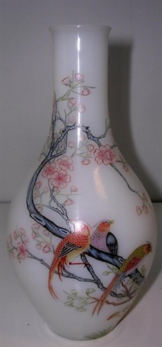 Lot 156 - A 20th century Pekin glass vase