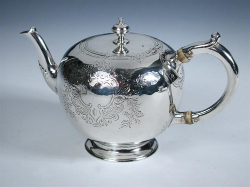 Lot 370 - A Victorian silver teapot
