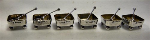 Lot 371 - A Victorian set of six miniature salts