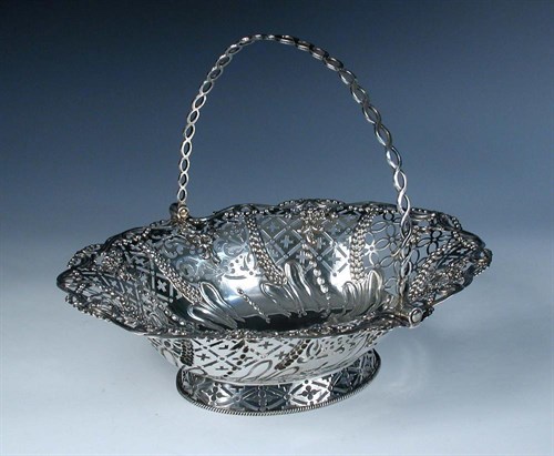 Lot 387 - A George III silver basket