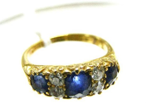 Lot 262 - An Edwardian 18ct yellow gold sapphire and diamond ring