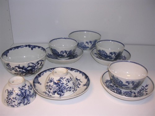 Lot 72 - Five late 18th century Worcester blue and white tea bowls, two other bowls and four saucers