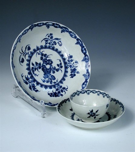 Lot 73 - A Worcester blue and white tea bowl, saucer and dish
