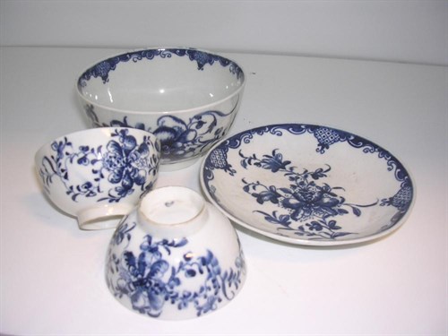 Lot 74 - A pair of late 18th century Worcester blue and white tea bowls, a saucer and another bowl -combined under 6