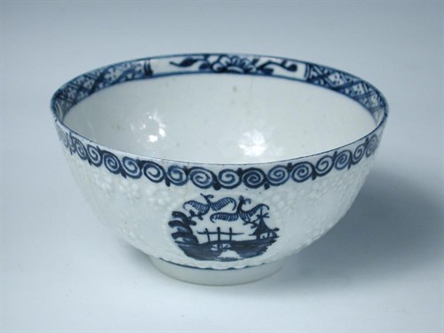 Lot 76 - An 18th century Lowestoft blue and white bowl