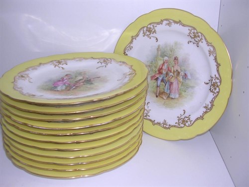 Lot 119 - A set of twelve early 20th century Dresden plates