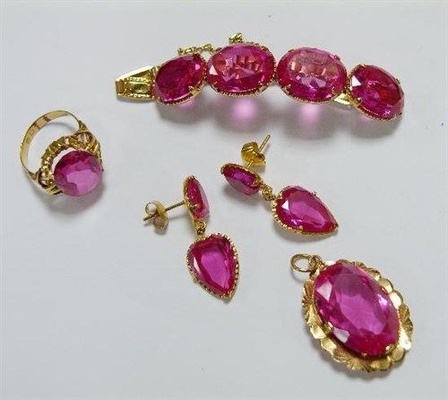 Lot 236 - A Chinese matched suite set with synthetic pink sapphires