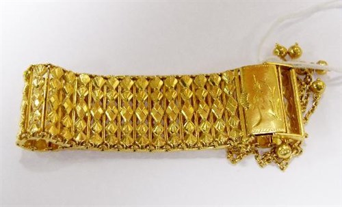 Lot 225 - A Chinese broad link bracelet