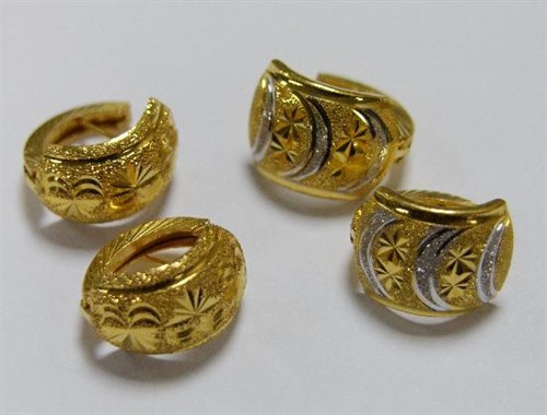 Lot 213 - Two pairs of hoop earrings