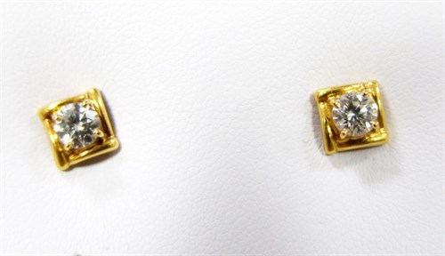 Lot 226 - A pair of single stone diamond stud earrings