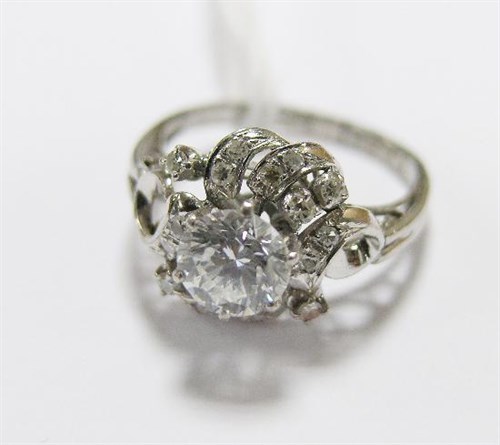 Lot 252 - A platinum and diamond ring