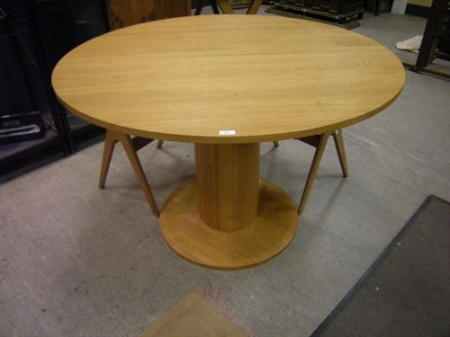 Lot 532 - A contemporary light oak centre table