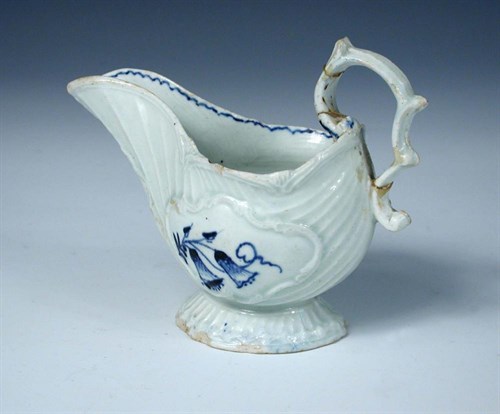 Lot 78 - An 18th century Lowestoft blue and white sauce boat