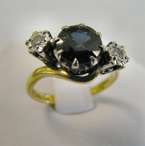 Lot 266 - An 18ct yellow gold sapphire and diamond ring