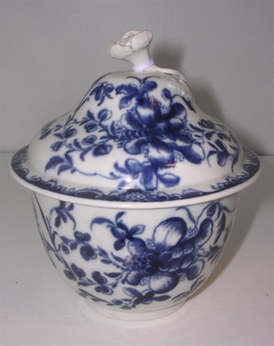 Lot 79 - An 18th century Worcester blue and white sugar bowl and cover