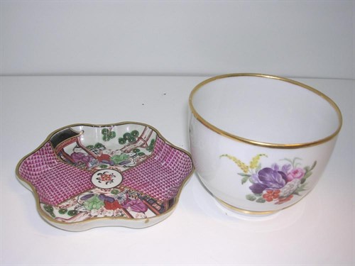 Lot 82 - An 18th century Liverpool tea pot stand and Barr Worcester bowl.