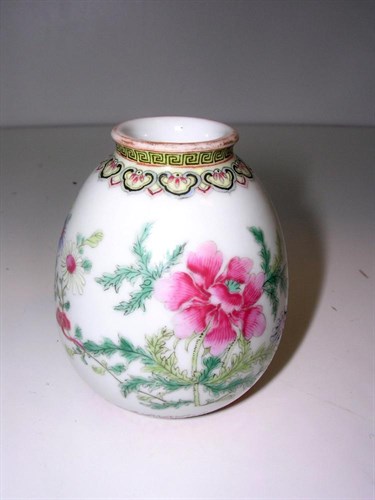 Lot 175 - An 18th/19th century Chinese famille rose water jar