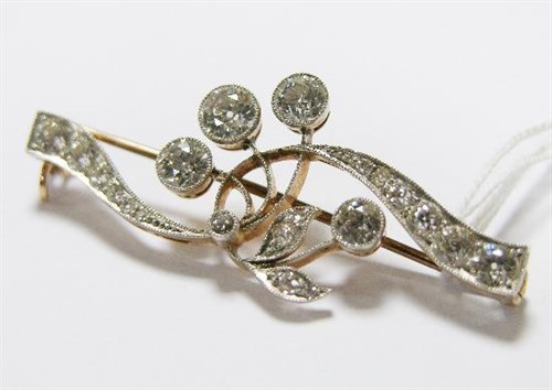 Lot 280 - A diamond brooch