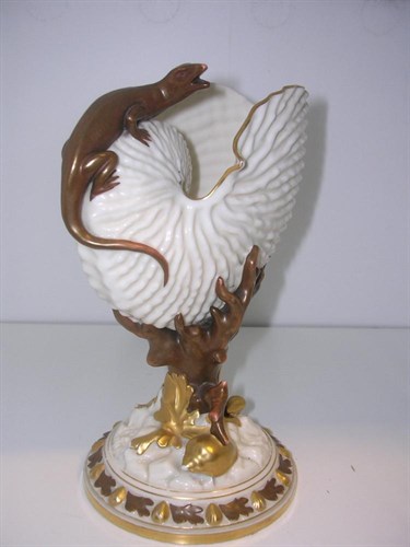 Lot 86 - A Worcester nautilus vase, date letter for 1884