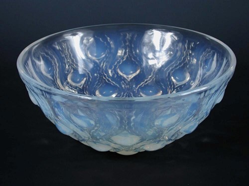 Lot 488 - A Lalique opalescent glass Bulbes pattern bowl